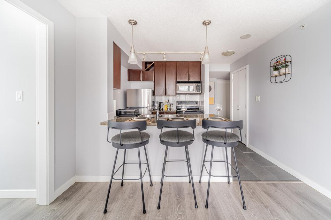 Amazing Views ! Leather Furniture ! Cozy Condo! Vancouver Eksteriør billede