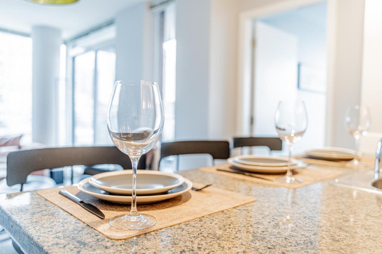 Amazing Views ! Leather Furniture ! Cozy Condo! Vancouver Eksteriør billede
